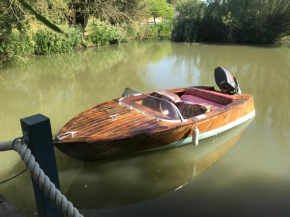 Gorgeous Bruton Chic Lakeside Boat House.